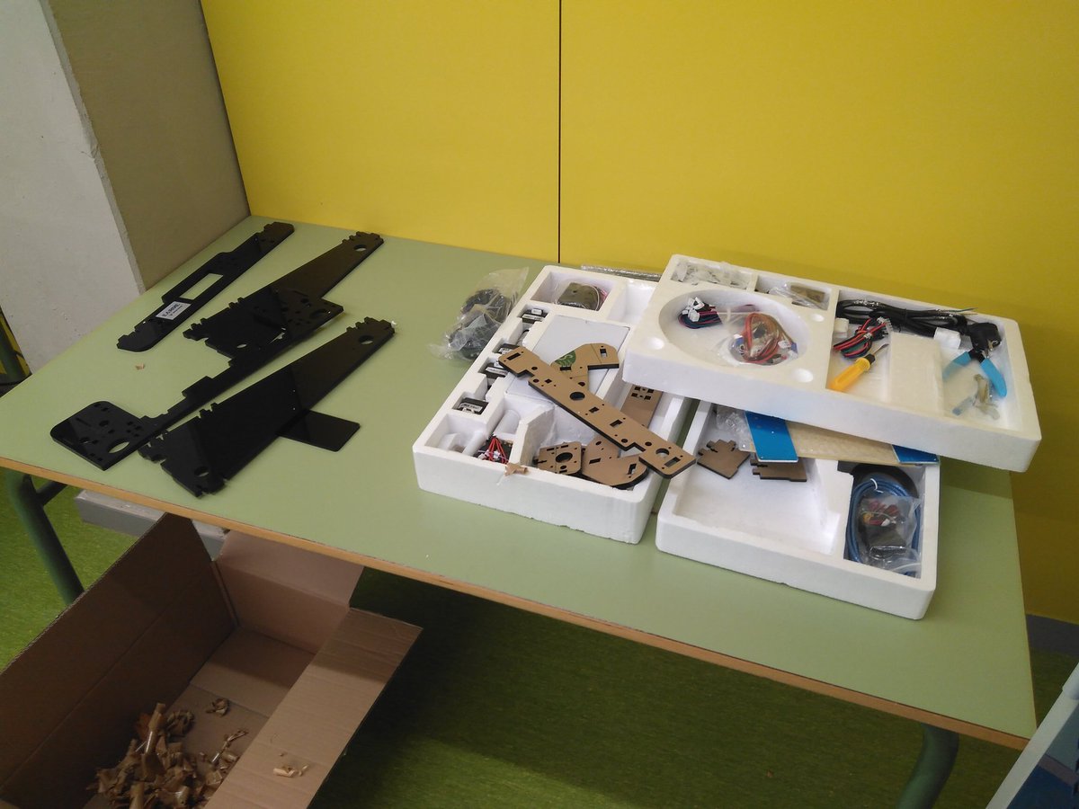 EscolaElsPins's tweet photo. Gracies a @weareLetSMake poc a poc va agafant forma! Amb ganes d'estrenar-la #PinsMaker #3D #printing #TAC #InnovacionEducativa https://t.co/G6Rd0O3Irv