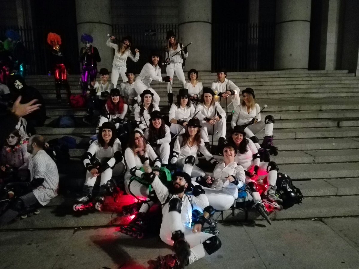 SilviaBG135's tweet image. Noche de Patines y risas!! #FelizHalloween #impulsourbano