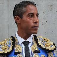 Hoy cumple 32 años el diestro francés Mehdi <a href="/MSAVALLI13/">Mehdi Savalli</a> nacido en la taurina Arles Felicidades torero portaltaurino.net/enciclopedia/d…