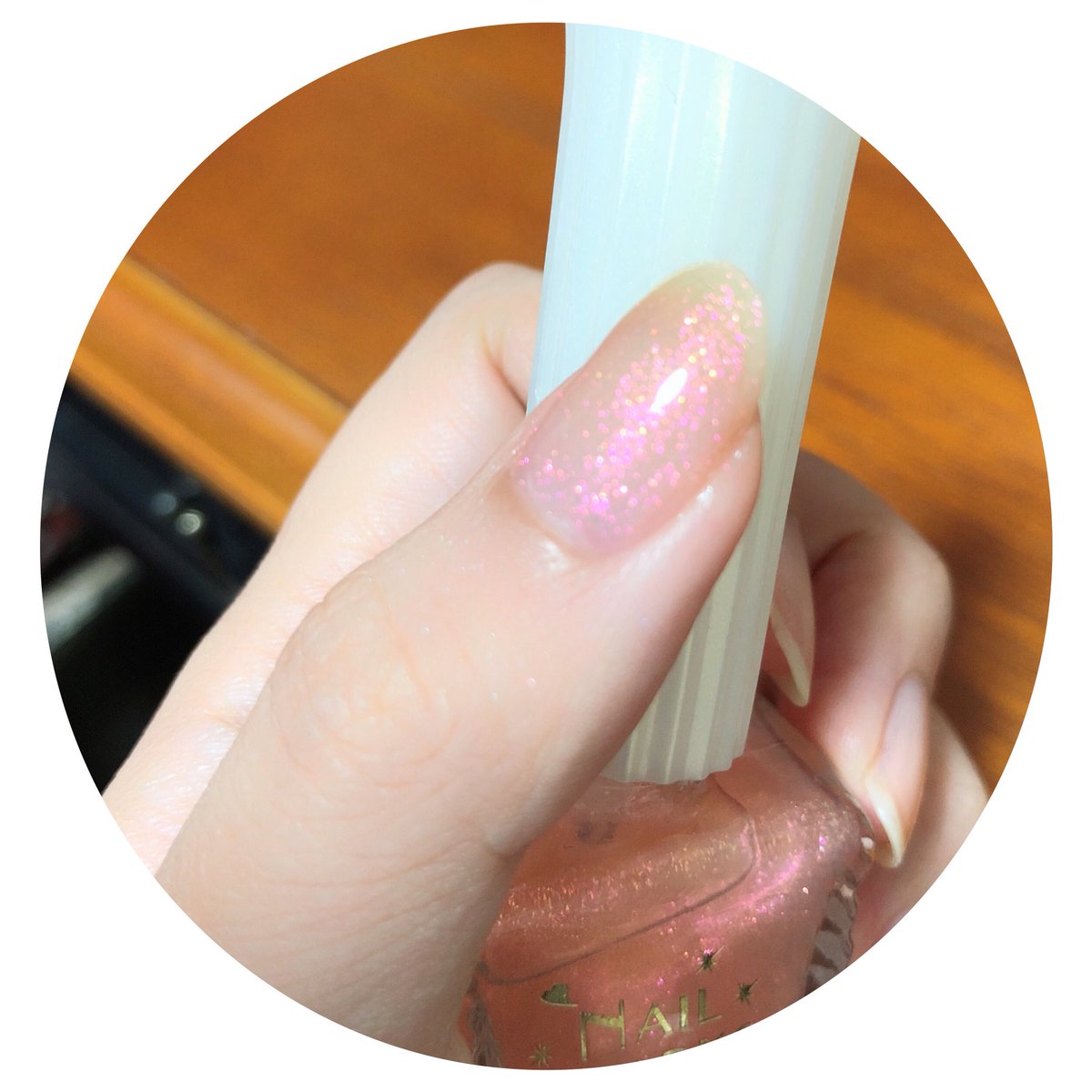 𝐌 3回くらい重ねてラメがはっきり分かる感じ これ１つで済ませるよりは何か違うカラーに重ねた方が可愛くなりそう ダイソー ウィンマックス ネイルスパークス オーロラコート