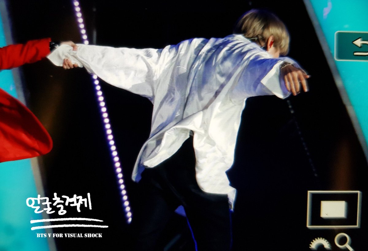 VShock1230's tweet photo. 171101  광화문  #뷔 #태형 https://t.co/Sgdn3zg5Xf