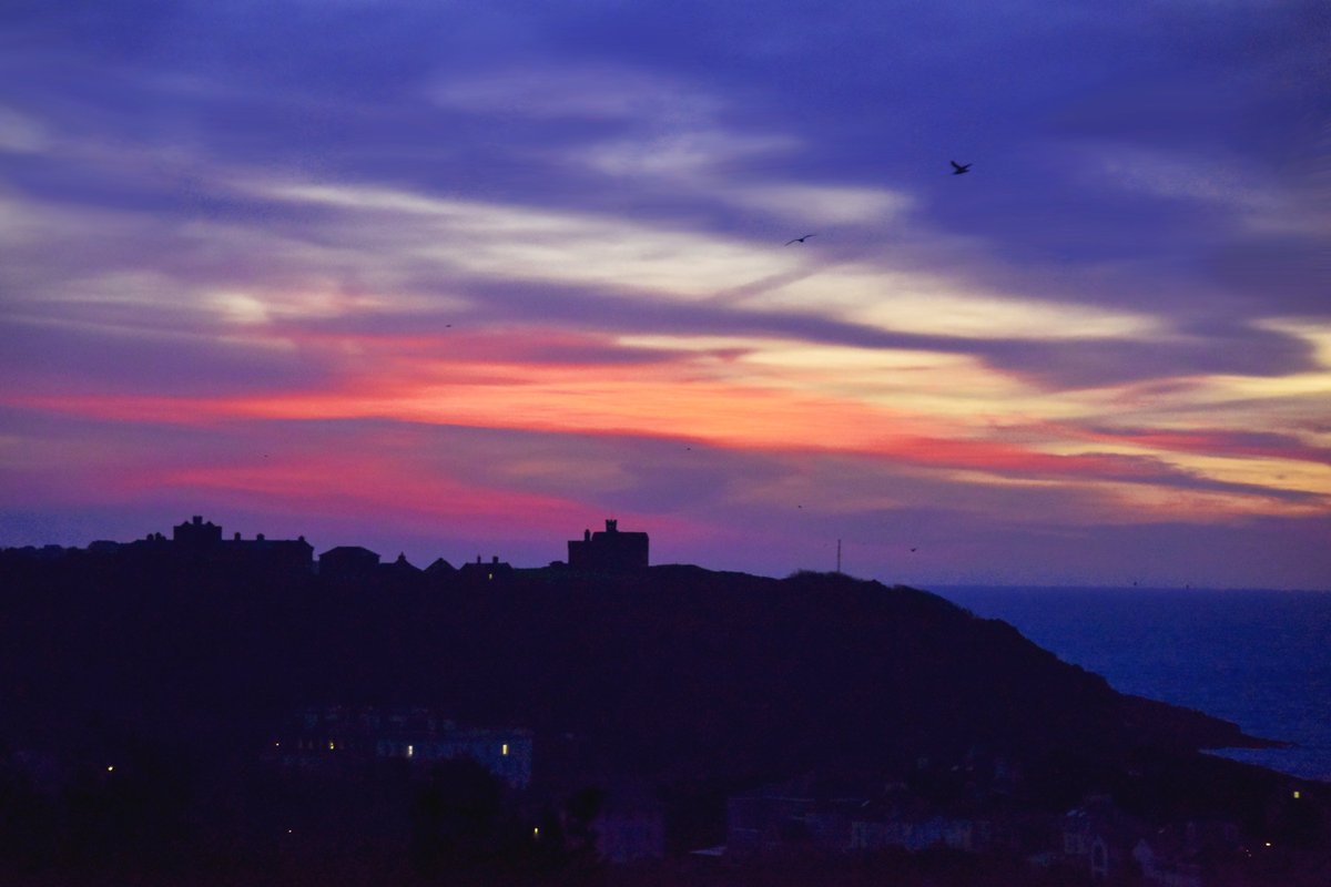 FalmouthTownUK's tweet photo. This morning's Turner-esque sunrise over Pendennis Castle. Photo by @Mark_Hemsworth #LoveFalmouth #Cornwall https://t.co/tSVewfvuBB