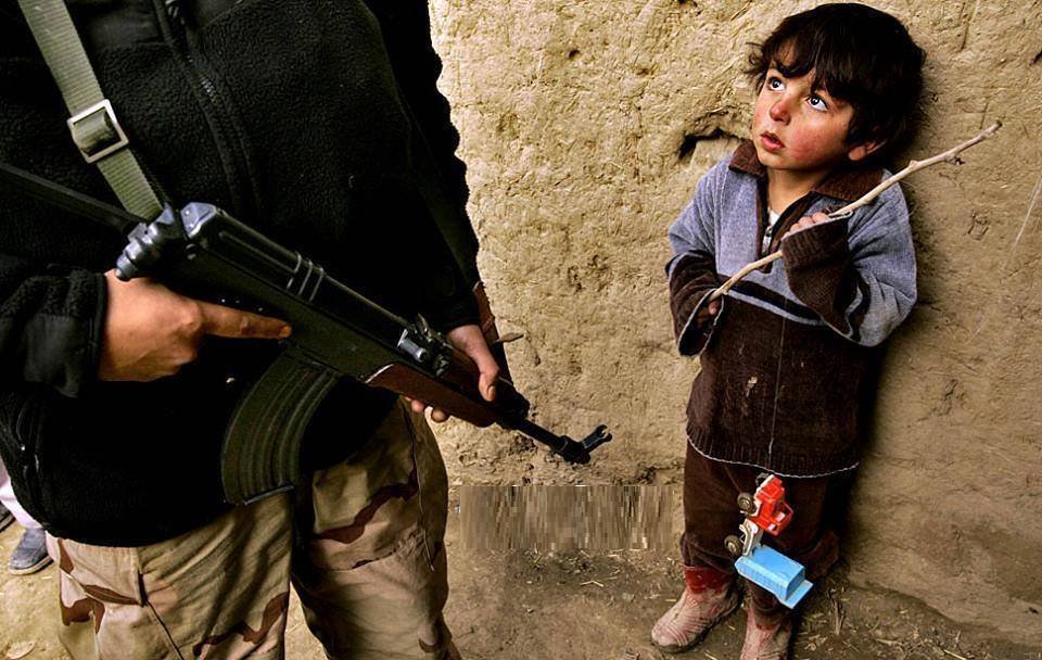 Çocukların öldürüldüğü yerde kimse masum olamaz. 

- Turgut Uyar