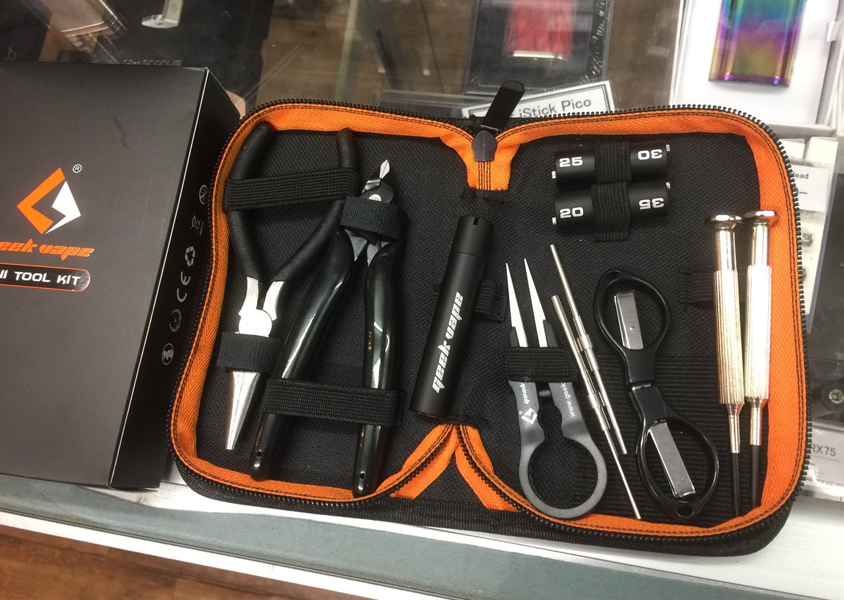 ট ইট র Vape Garage 豊橋 入荷情報 Geekvapeから新しくでたツールセットmini Tool Kitです 必要最低限の ビルド用工具が揃っておりケースもかなりコンパクトにまとまっております これからビルドを始める方 持ち運び用のビルド工具をお探しの方にも ট ইট র Vape Garage 豊橋 入荷情報 Geekvapeから新しくでたツールセットmini Tool Kitです 必要最低限の ビルド用工具が揃っておりケースもかなりコンパクトにまとまっております これからビルドを始める方 持ち運び用のビルド工具をお探しの方にも