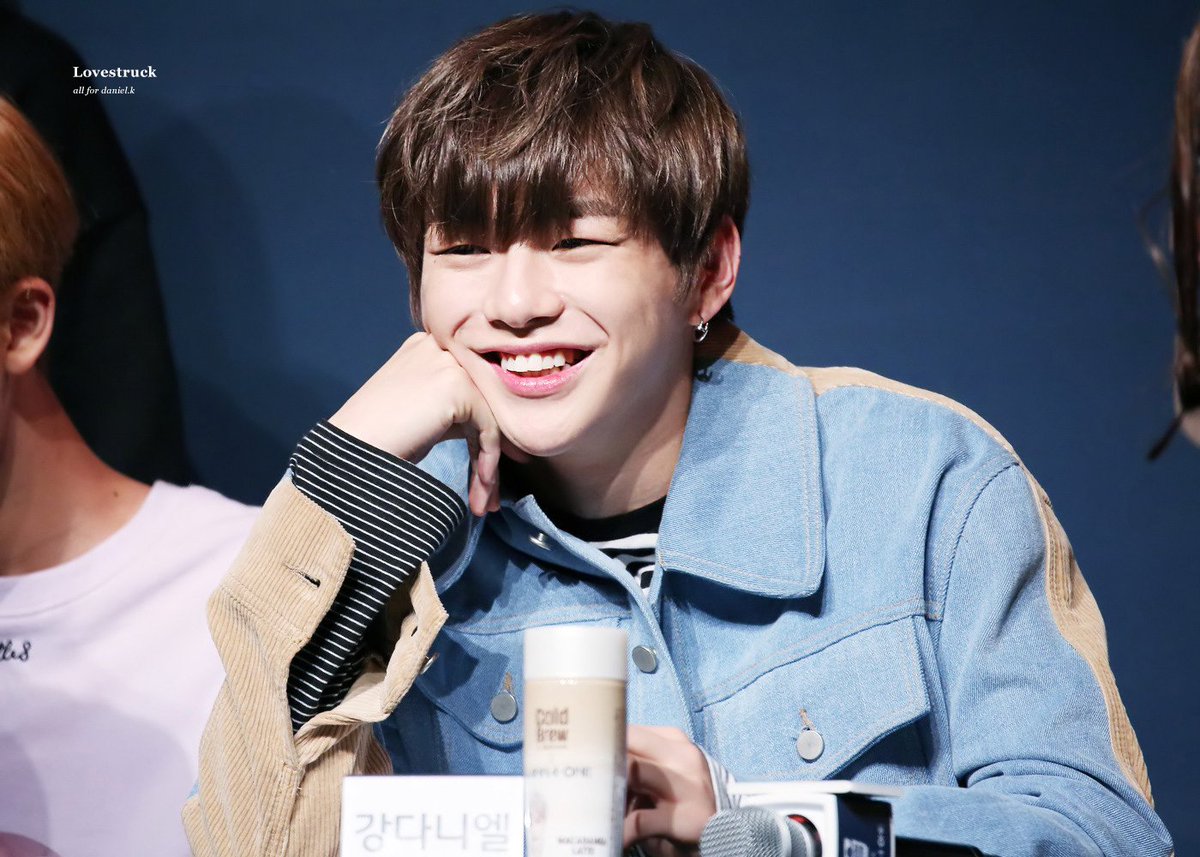 lovestruck_1210's tweet photo. 171021 콜드브루 팬싸인회 #강다니엘 #다니엘 #워너원 #WannaOne 

https://t.co/8EPgKtk1au
https://t.co/rNOJzFopHC
https://t.co/jXK2lI1GTa
https://t.co/oS62ocVmdA https://t.co/YqayD9r5da
