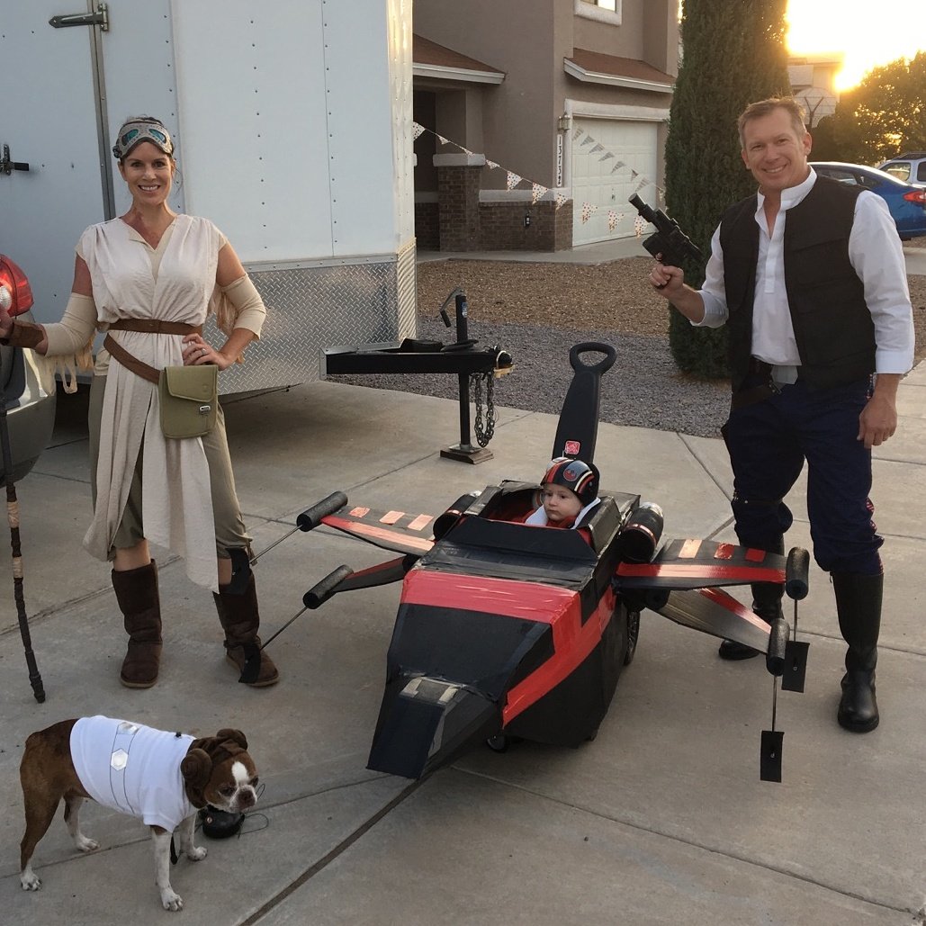 AileeDawn's tweet photo. Halloween family fun! #StarWars #groupcostume #rey #hansolo #Poe #leia #starwarsfan #theforce https://t.co/99G0hxbEVV
