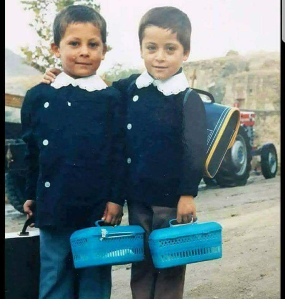 Chequevera06's tweet image. "Beslenme Çantalarımız Vardı İste Böyle Mavi Mavi. Siyah Önlük Bir de Boynu kesen Yakalık...😊
"Geçmişini Unutmayanlara Bin SELÂM Olsun.!