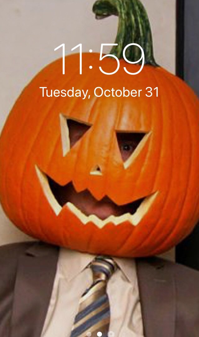 theofficetv's tweet photo. We go spooky to jolly real quick. 🎃➡️🎅 #TheOffice https://t.co/jilBsemvTY