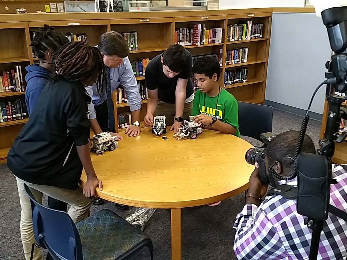 ODMSrobotics's tweet photo. Explaining robot design with Mr. Chambers @ODMSrobotics @ODMSCareers @ODMSMustangs @AliefCTE @AliefISD https://t.co/lwRu2NrX0x