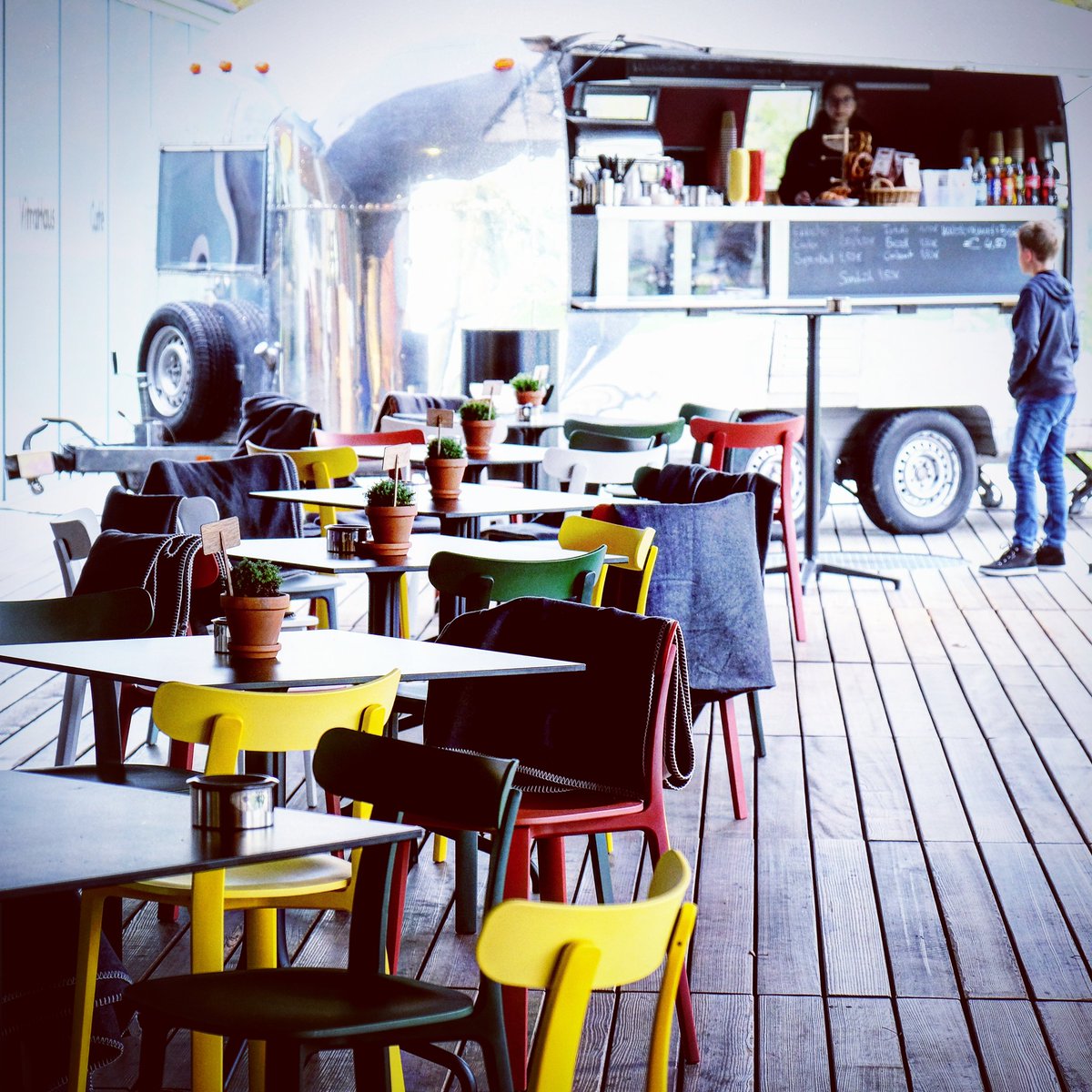 Alter_Travelers's tweet photo. #foodtruck #chairs #tables #table #lunch #chair #terrace #outdoors #november #eats2017 #fuji #life #design https://t.co/xBP1W6fDpV