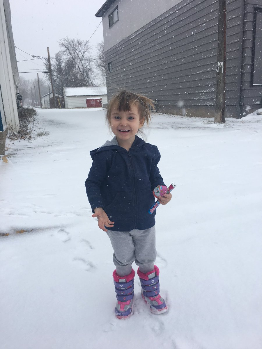 kazbleasdale's tweet photo. Woke up to the 1st snow this winter... jamiee was so pleased.. quick trip for shopping then home to keep warm. #Saskatchewan #midale #snow https://t.co/kbgiynmNd5
