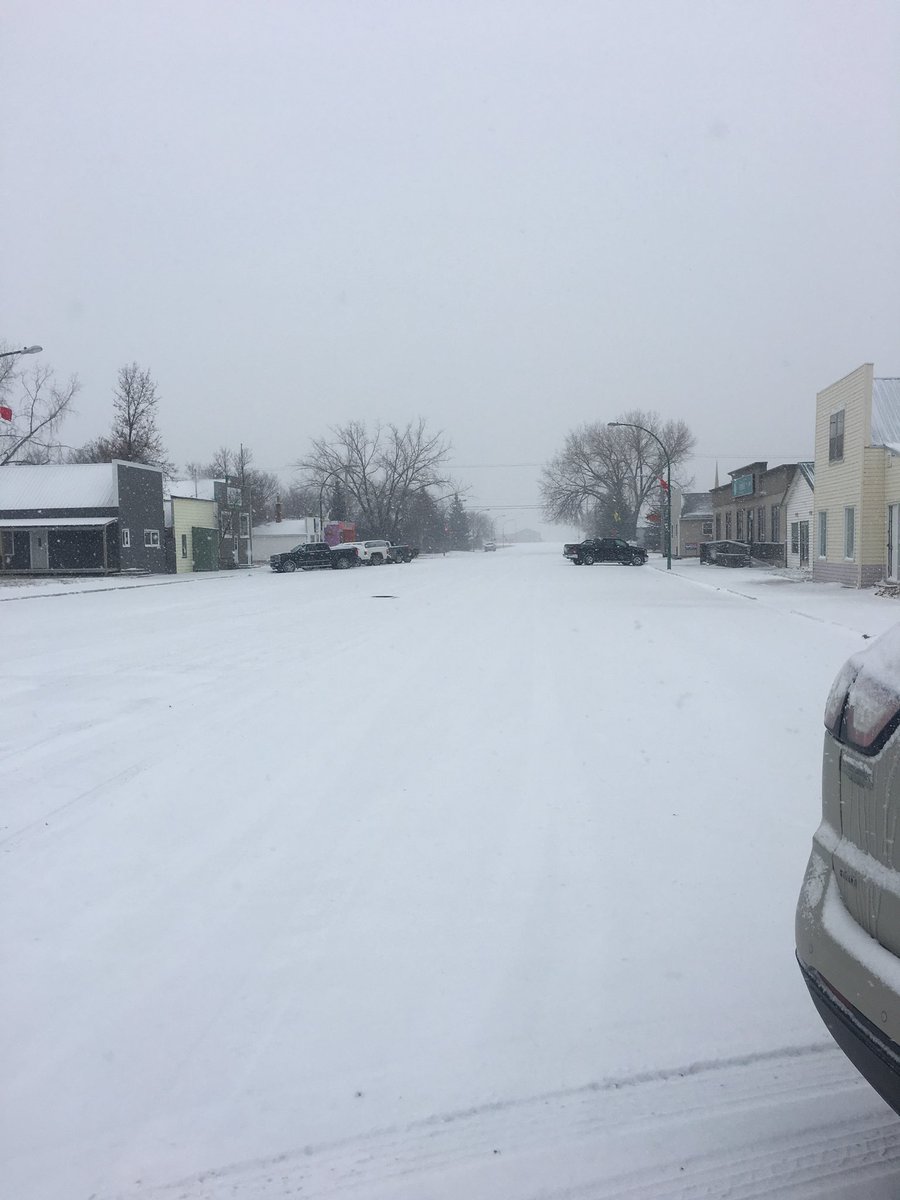 kazbleasdale's tweet photo. Woke up to the 1st snow this winter... jamiee was so pleased.. quick trip for shopping then home to keep warm. #Saskatchewan #midale #snow https://t.co/kbgiynmNd5