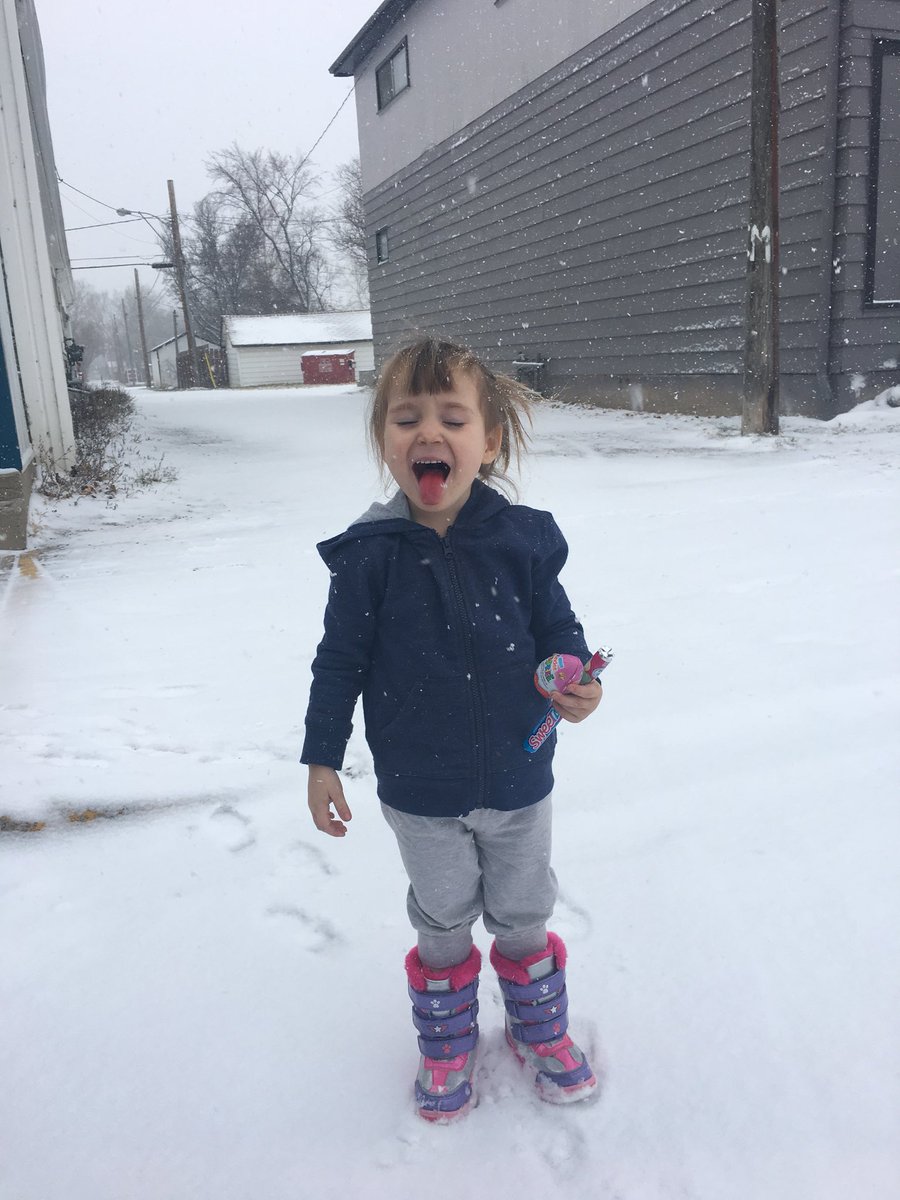 kazbleasdale's tweet photo. Woke up to the 1st snow this winter... jamiee was so pleased.. quick trip for shopping then home to keep warm. #Saskatchewan #midale #snow https://t.co/kbgiynmNd5