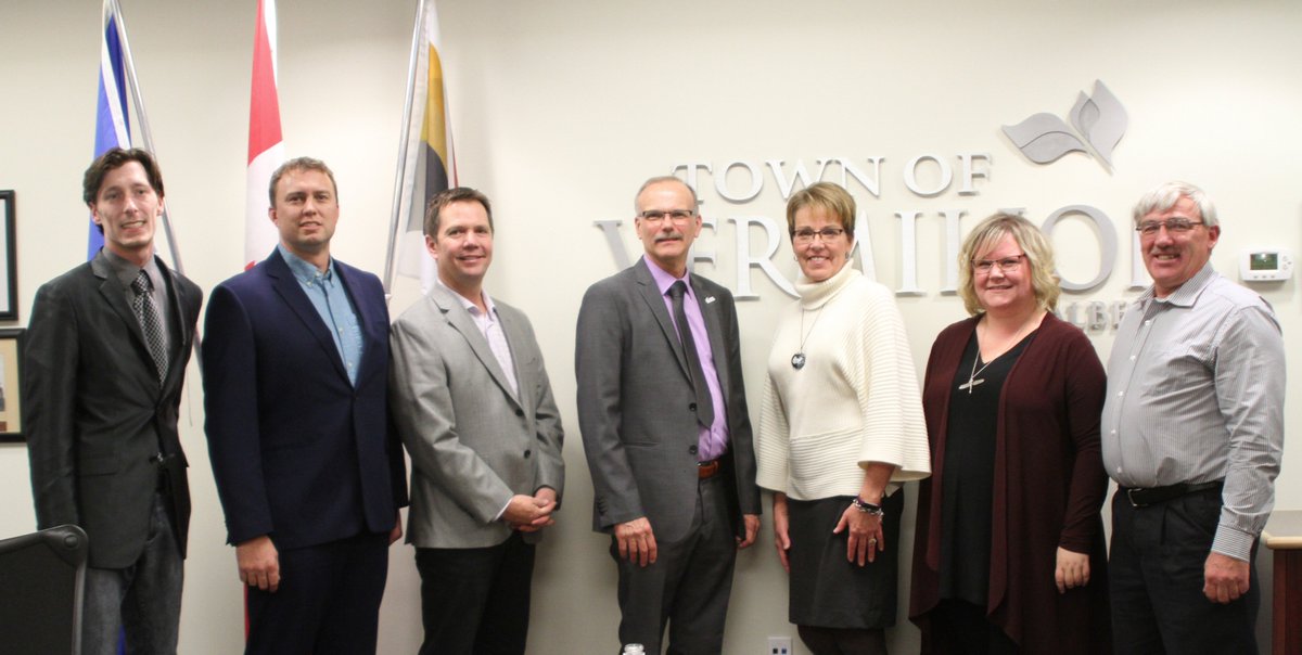 Mayor Caroline McAuley calls Vermilion's new Council's first meeting to order vermilionstandard.com/2017/11/01/new…