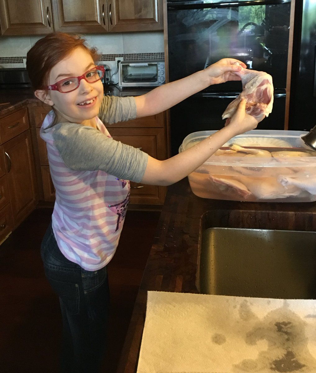 WWMBlogger's tweet image. #daddy teaching her to prep chicken quarters for smoking @khanschen #TeachEmRight #MiniFoodie