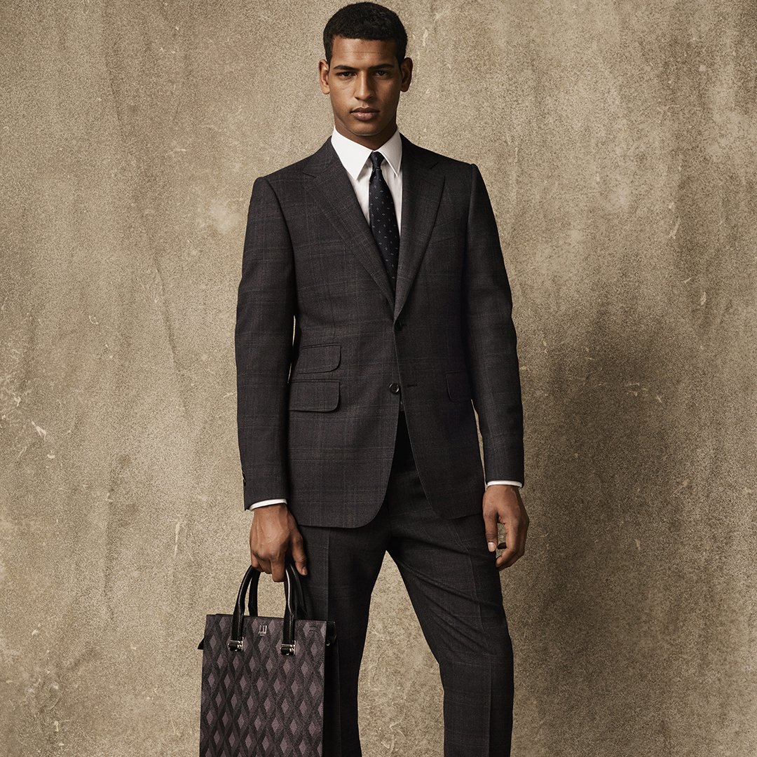 alfreddunhill's tweet photo. CADOGAN ENGINE TURN
Coming soon to https://t.co/JuIKHTkQJE Our Cadogan engine turn tote in tonal grey leather. #dunhill #midweekstyle https://t.co/02mFoMG6v0
