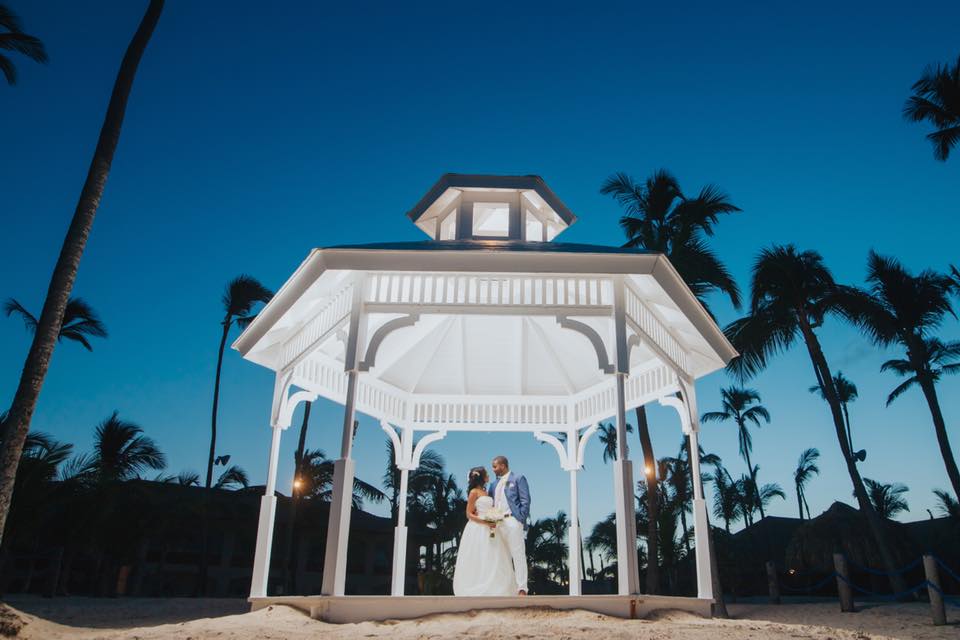 MajesticResorts's tweet photo. Our regular #weddingwednesday inspiration for you! 🤵❤️👰
#DiscoverTheMajesticWayOfLife #MajesticResorts #MajesticWeddings
#📷 #TropicalStudio https://t.co/vrnge5SD6V