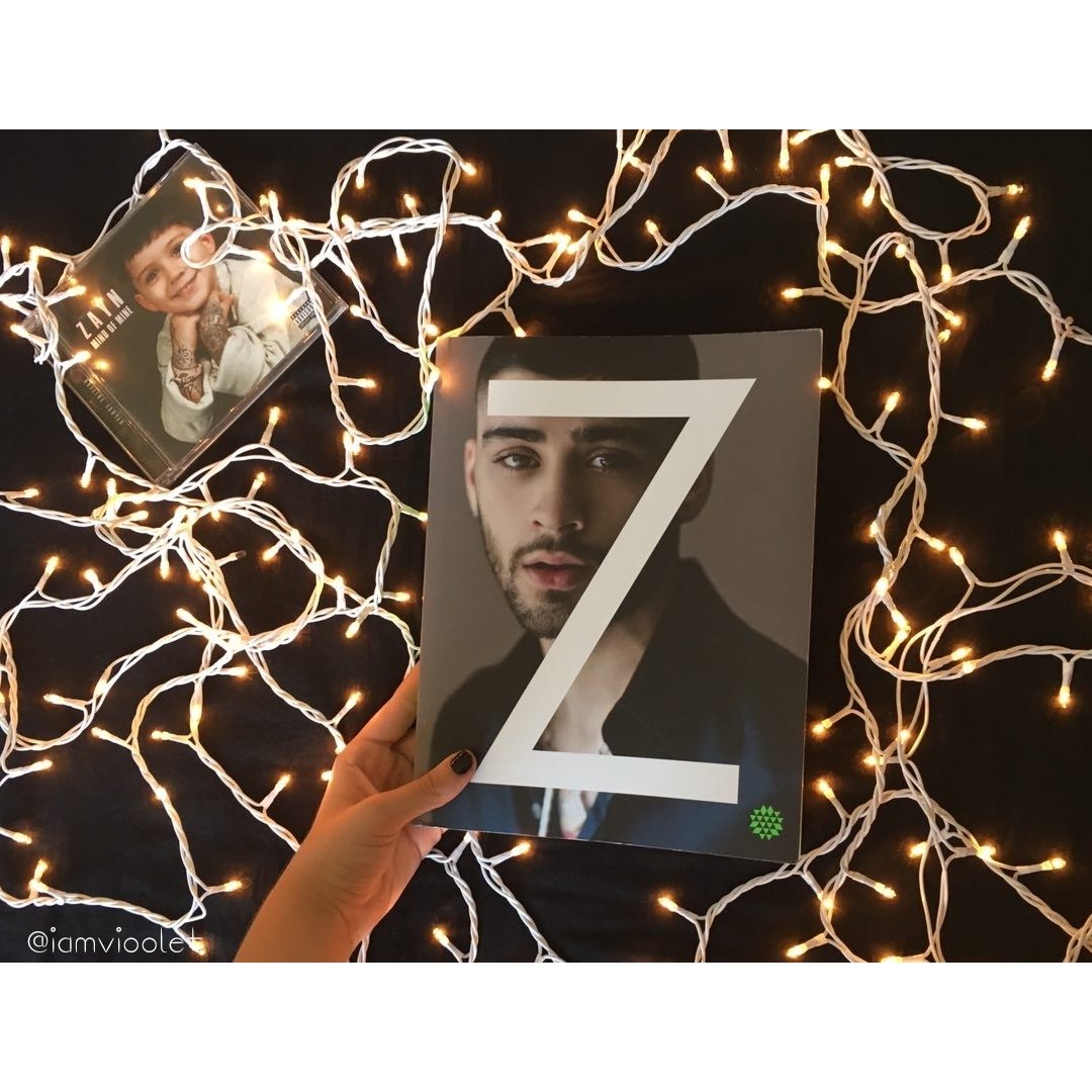I JUST LOVE TO READ YOUR BOOK 
@ZAYNMALIK 

TNXX FOR YOUR ADORABLE BOOK AND ALBUM 

#1YearOfZAYNBook :) 

#PopCraveJingleBellsAwards ZAYN