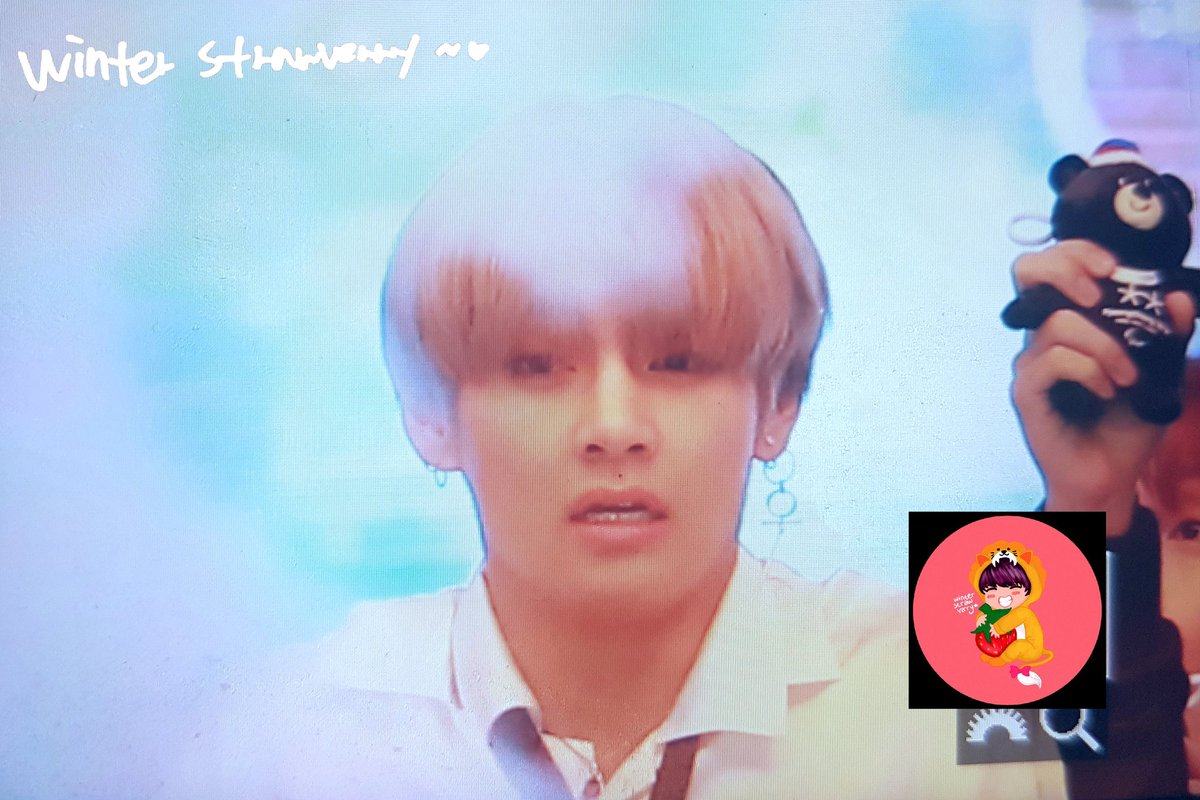 winterVerry1230's tweet photo. PRE / 171101 광화문 #태형 #뷔 #태태 baby who was startled by the fireworks on stage 😂❤ https://t.co/7oF65RvDVG