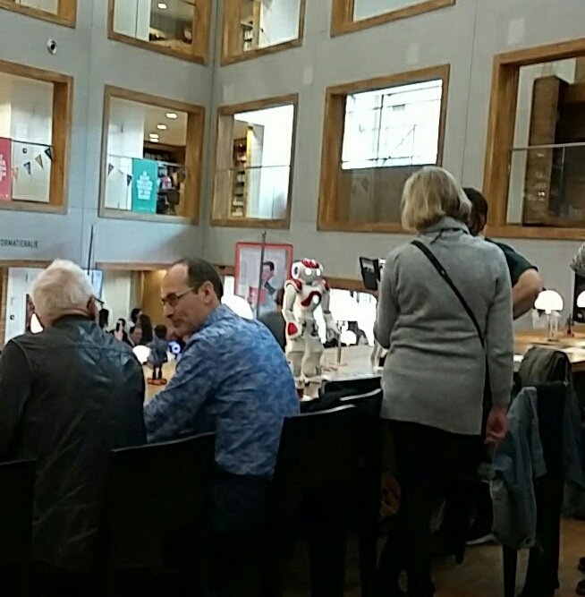 MissyFrissie's tweet photo. Robots all over the place ๐ค #ikrobot @BiebEemland https://t.co/qENUg3AhIg