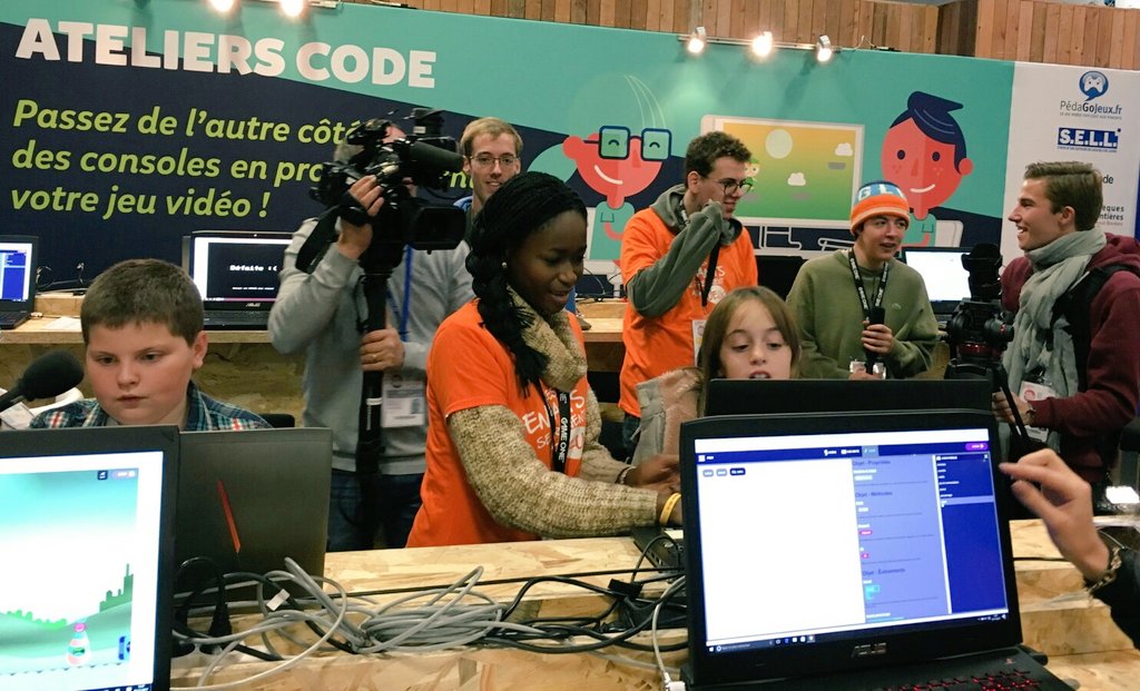 CodeDecode_FR's tweet image. Les ateliers #CodeDecode sous le feu des projecteurs @ParisGamesWeek ! Passez voir les supers animateurs sur l'espace @pedagojeux_fr