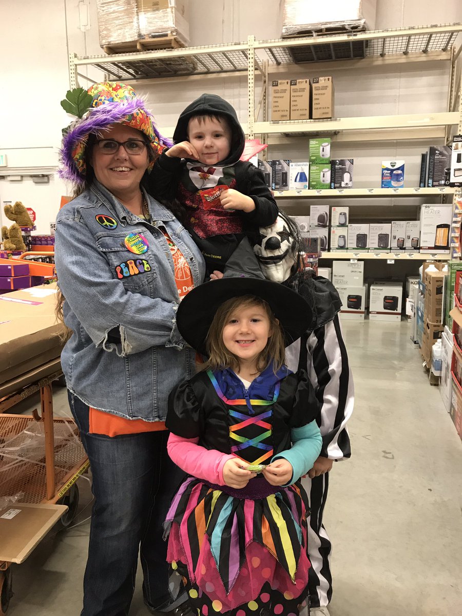 Homedepot8918's tweet photo. Wow! We had such a festive Halloween π» #MWOCT2017 @BPlantenberg @mlindsey1223 @Iva_Marie04 https://t.co/nrVIRHjD0k