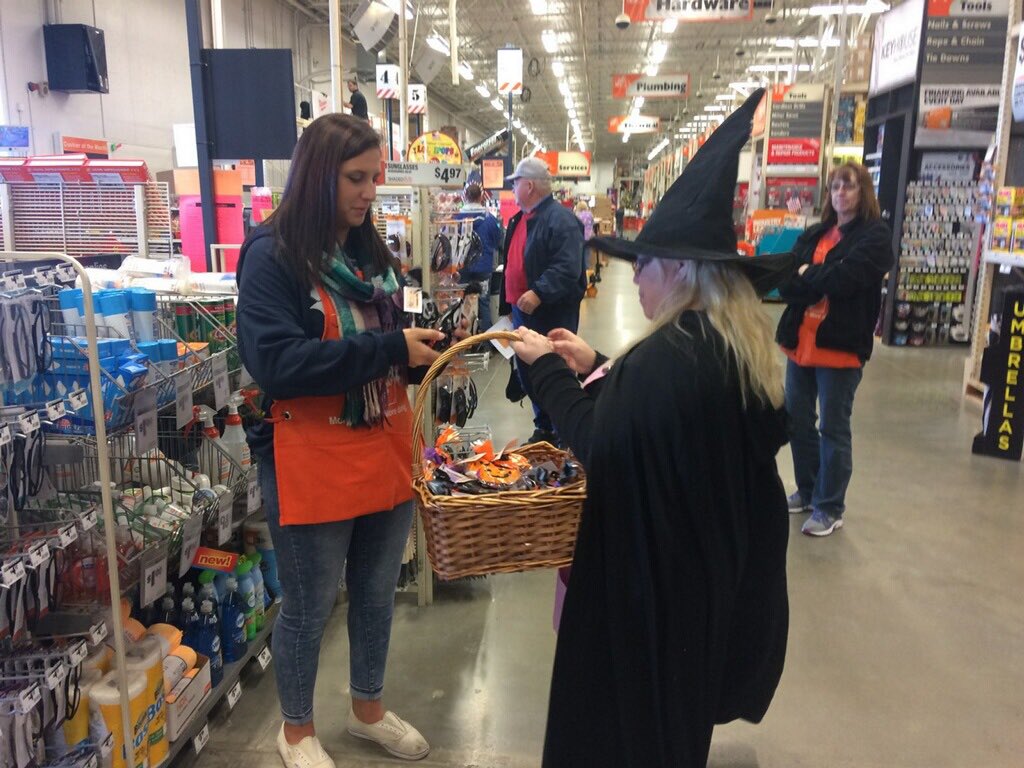 Homedepot8918's tweet photo. Costumes and Candy π! #MWOCT2017 @BPlantenberg @Iva_Marie04 @mlindsey1223 https://t.co/gyMgP8c5bp