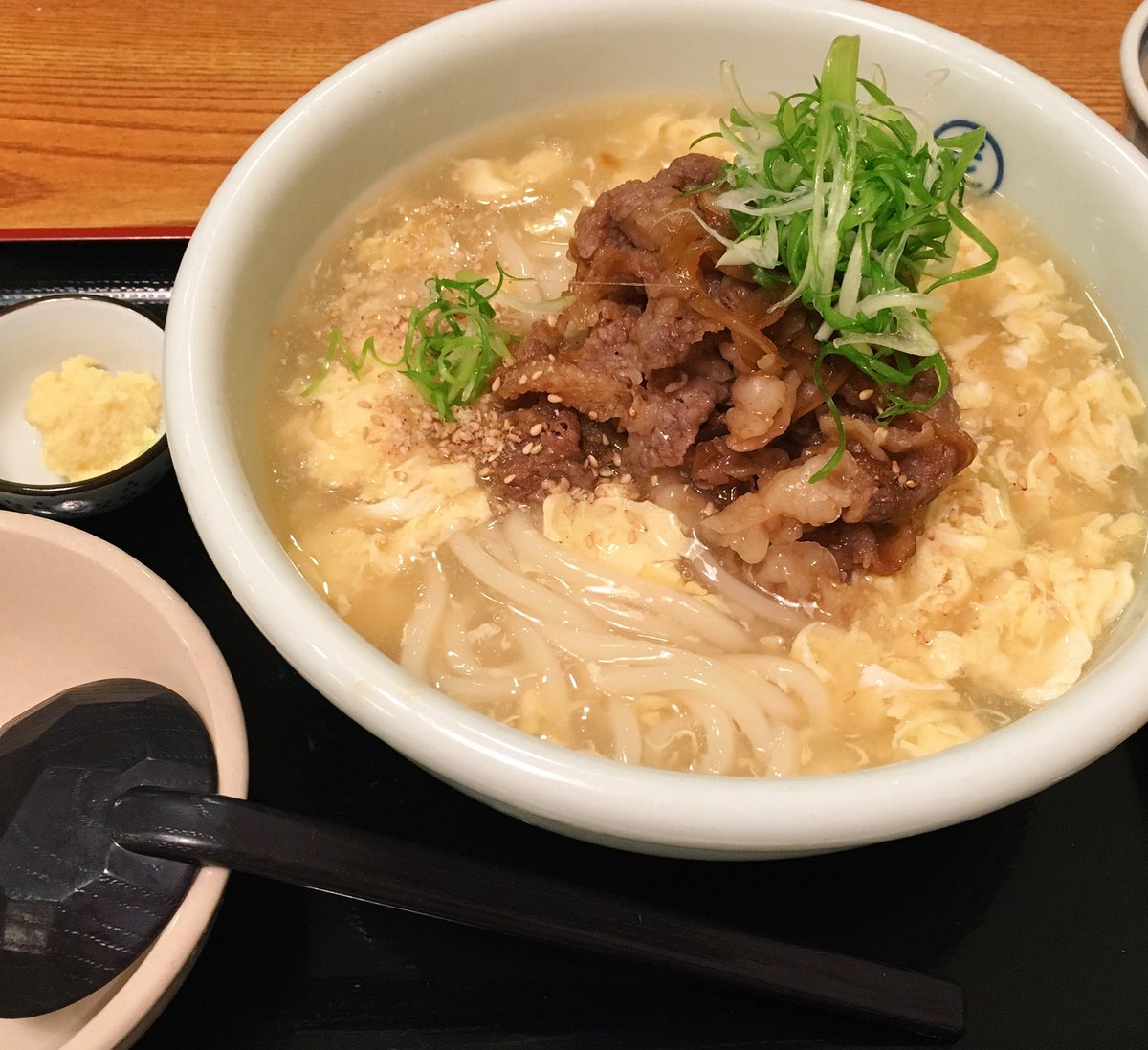 三倉茉奈 肉とじあんかけうどん 美味しかったぁ 東京って蕎麦屋さんはあっても普通のうどん屋さんはほとんどないから 讃岐うどん系はあるけど 嬉しい 大阪の肉うどんとかめっちゃ好き 甘いやつ 満足 うどん屋さんに ほっとする 大阪