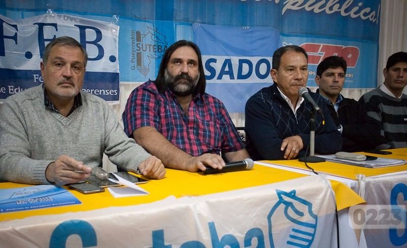 g_santosibanez's tweet photo. Enorme orgullo. Roberto Baradel-Secr Gral Suteba y Secr Gral Adj Ctera-será distinguido con el premio "Democracia" de Revista CarasyCaretas https://t.co/Rzi3egxs4C
