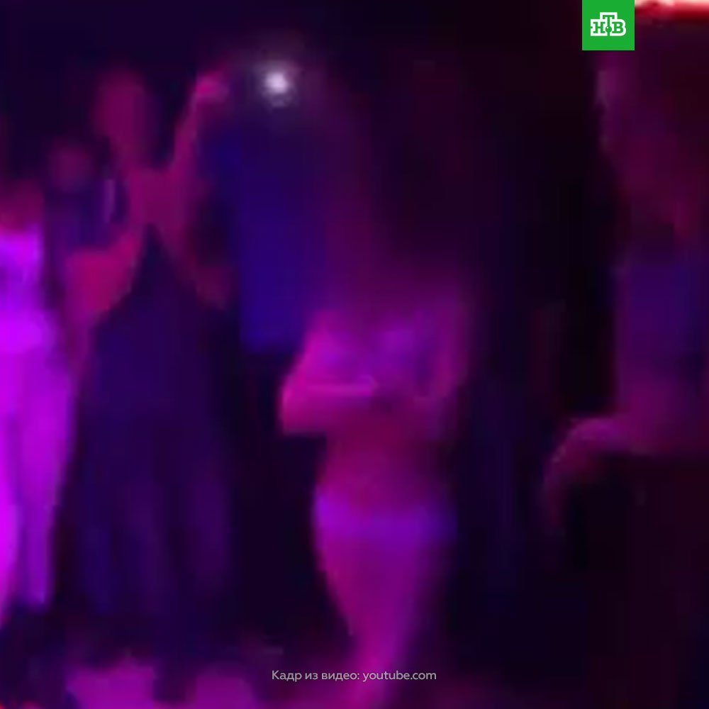 Пьяные подростки разделись догола в ночном клубе (28 фото)