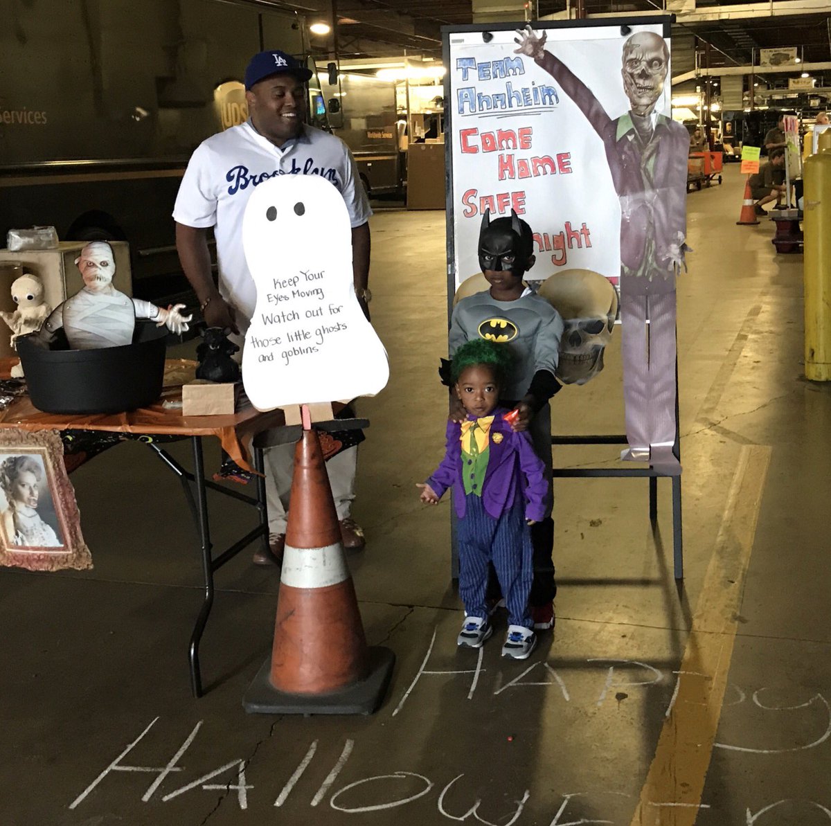 Don Encalade (@dencaladeups) on Twitter photo SouthCal WESTSIDE Operations puts up a Zero Zero Day on Halloween!!!!
Great Job keeping all the little ghost and goblins safe!!! SouthCal WESTSIDE Operations puts up a Zero Zero Day on Halloween!!!!
Great Job keeping all the little ghost and goblins safe!!!