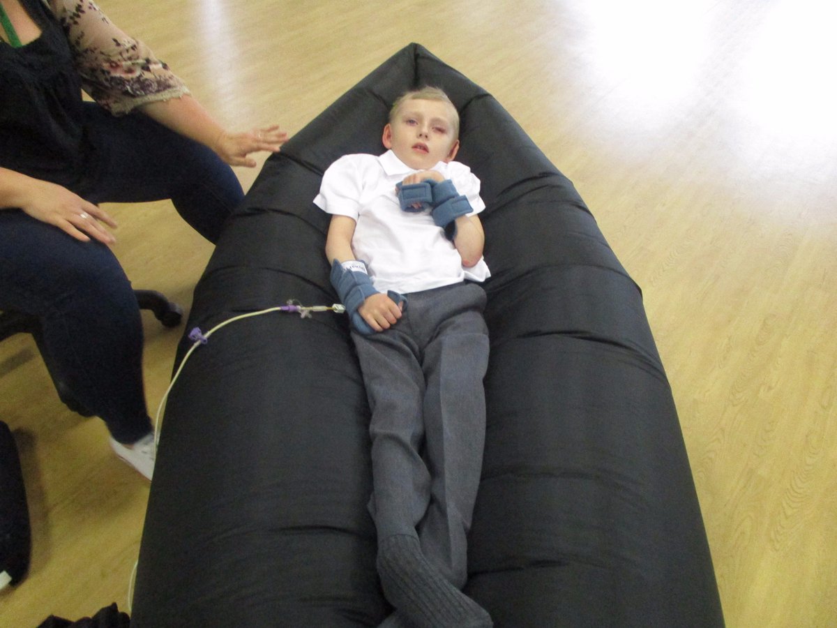 WillowDeneSch's tweet photo. Using air loungers as a way to experience whole body movement and improve tone... what an adventure! #notjustforthebeach @MoveProgramme https://t.co/rGyi0KEWQ3