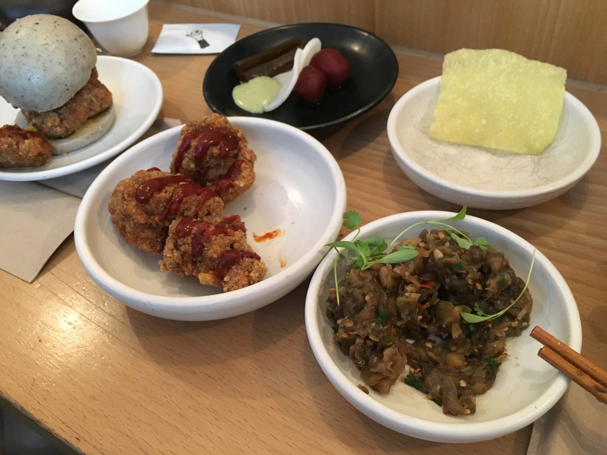 Anna_reviews's tweet photo. Finally got to try @bao_london this summer!! Classic bun, fried chicken, Yakult float, and fried horlicks ice cream <3 #bao_london #soho https://t.co/JqJ7kCbNcI