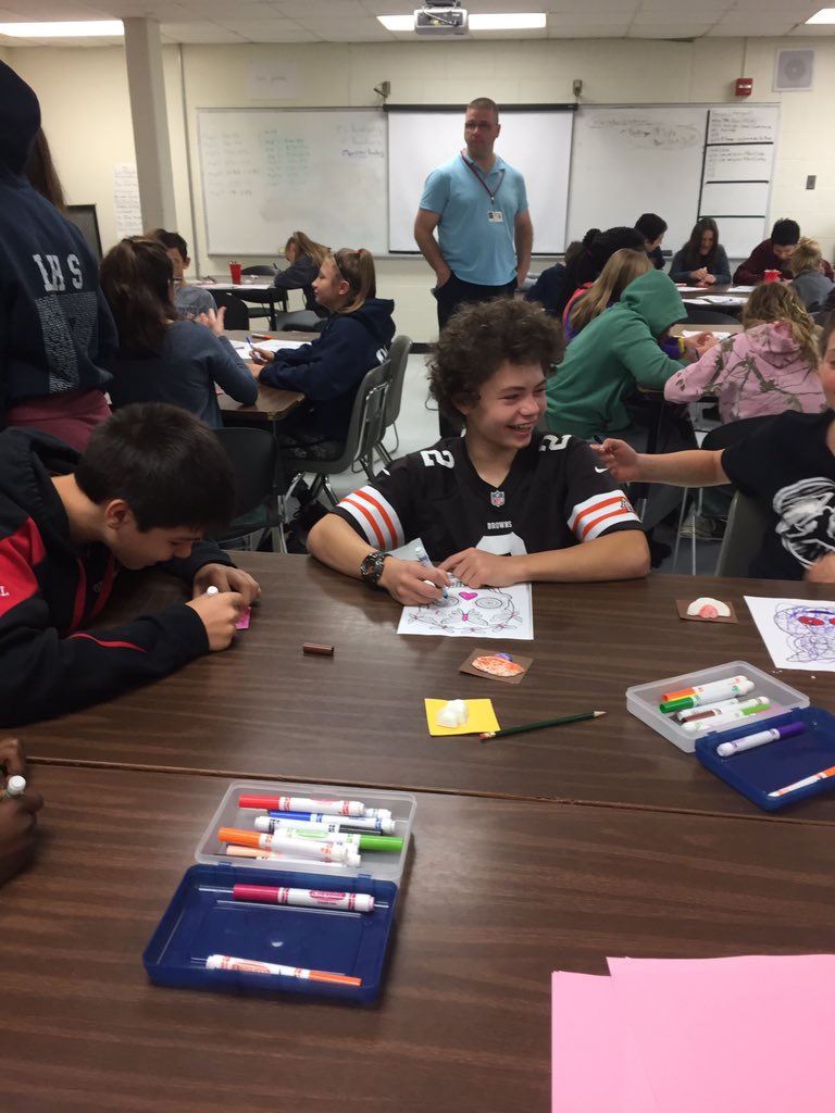 HuntMiddleVT's tweet photo. Oasis studying The Day of the Dead. #hmsvt. #bsdvt https://t.co/lBLttprr8Q