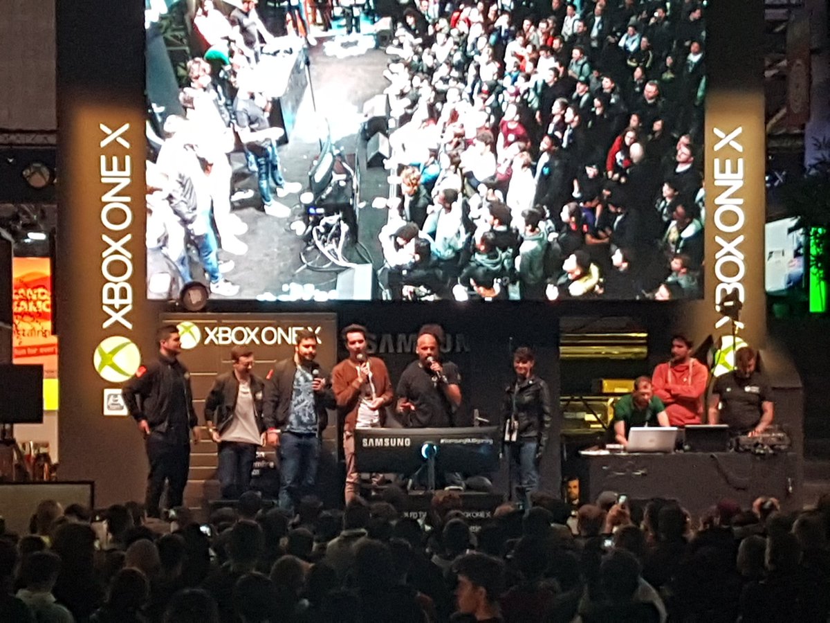Un tout petit peu de monde pour @LaStreamTeam sur le stand #XboxPGW avec les #SamsungQLEDgaming