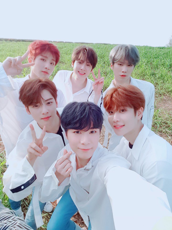 offclASTRO's tweet image. 5집활동시작!!!로하여러분들 많이기다리셨죵??ㅎㅎㅎ브이앱많이많이봐주셔서 너무감사드리고 너무너무고마워요💜💜오늘푹~쉬고 내일봐요😁😁
#로하 #사랑행 #5집 #대바악!!! #따나
