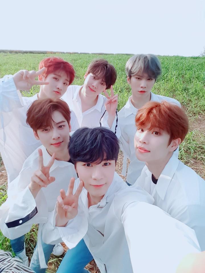 offclASTRO's tweet image. 5집활동시작!!!로하여러분들 많이기다리셨죵??ㅎㅎㅎ브이앱많이많이봐주셔서 너무감사드리고 너무너무고마워요💜💜오늘푹~쉬고 내일봐요😁😁
#로하 #사랑행 #5집 #대바악!!! #따나