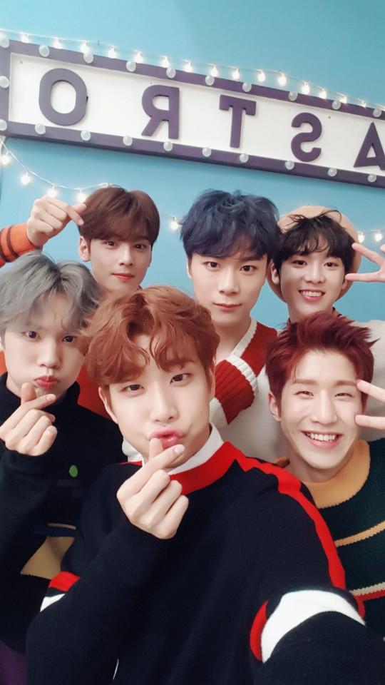 offclASTRO's tweet image. 5집활동시작!!!로하여러분들 많이기다리셨죵??ㅎㅎㅎ브이앱많이많이봐주셔서 너무감사드리고 너무너무고마워요💜💜오늘푹~쉬고 내일봐요😁😁
#로하 #사랑행 #5집 #대바악!!! #따나