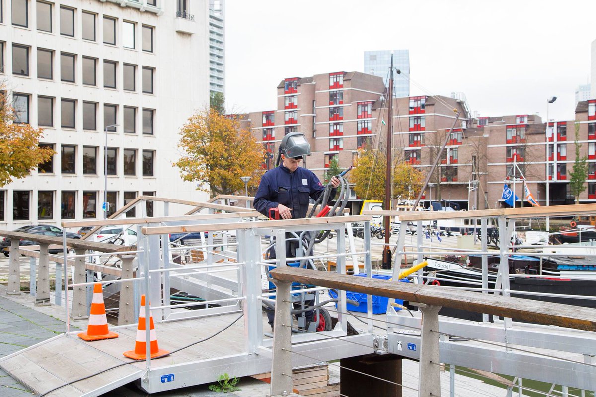 gesprekmdstad's tweet photo. Op het #bankjevandetoekomst mijmeren Rotterdammers over de stad in 2037. In deze editie: Schoonmaker van de toekomst https://t.co/UovPU9JE8P https://t.co/HdzgNXyuGr