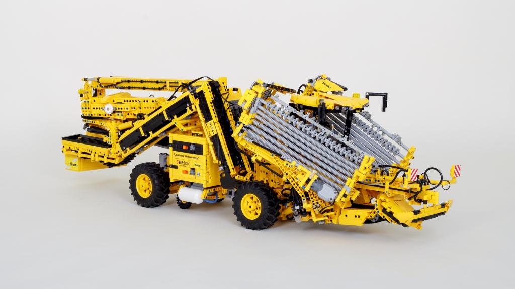 Bondemand Clausen has created this amazing #Lego Ropa Maus Sugarbeet loader eurobricks.com/forum/index.ph…