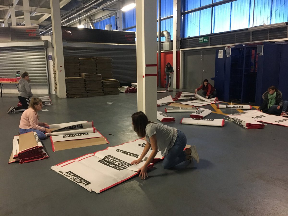 LlamauUK's tweet photo. The countdown is on to #SleepOut2017! A huge thank you to our amazing volunteers helping to get everything ready for tomorrow night! https://t.co/ka01MJXCl1