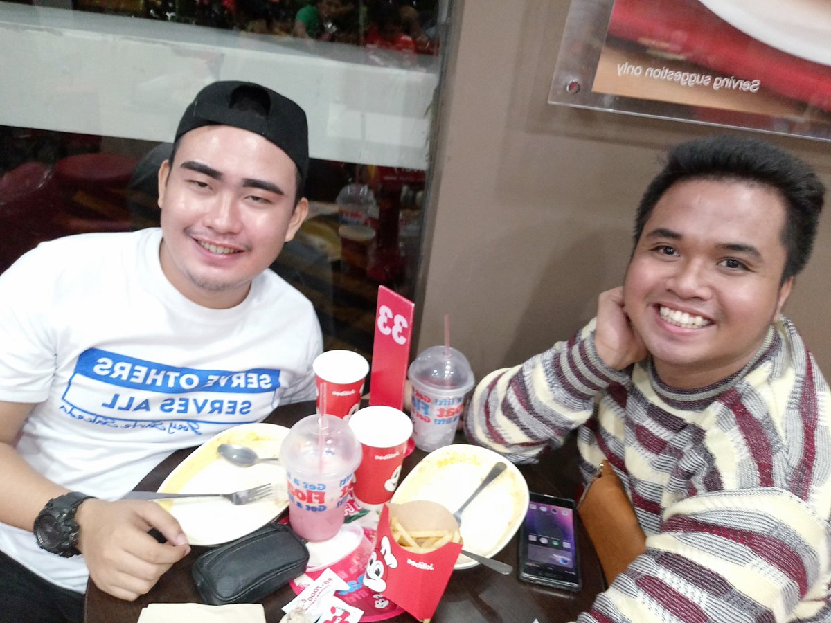 archonJDPLCDG's tweet photo. Dinner with Bestie @Jollibee ππ #BidaAngSaya #StrawberryTeaFloat https://t.co/UoRPMYSvF4