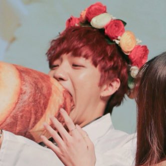 mmuii_s's tweet photo. ยองมินกวนตีนมาก ขนาดแฟนคลับที่เอาไปให้ยังต้องยกมือห้าม ขนมปังมันกินไม่ได้โว้ยยยยยยยยย ปากกว้างไปอีก กินจริงจัง 555555555555555555 https://t.co/lwJQd4OlFV