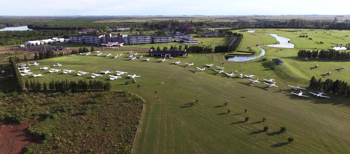 Foto de hace unos días en el hotel uruguayo <a href="/Altosdelarapey/">Altos del Arapey</a> que tiene pista de aterrizaje!!!! 😍😍😍😍 70 aviones y 20 helis estuvieron por ahí