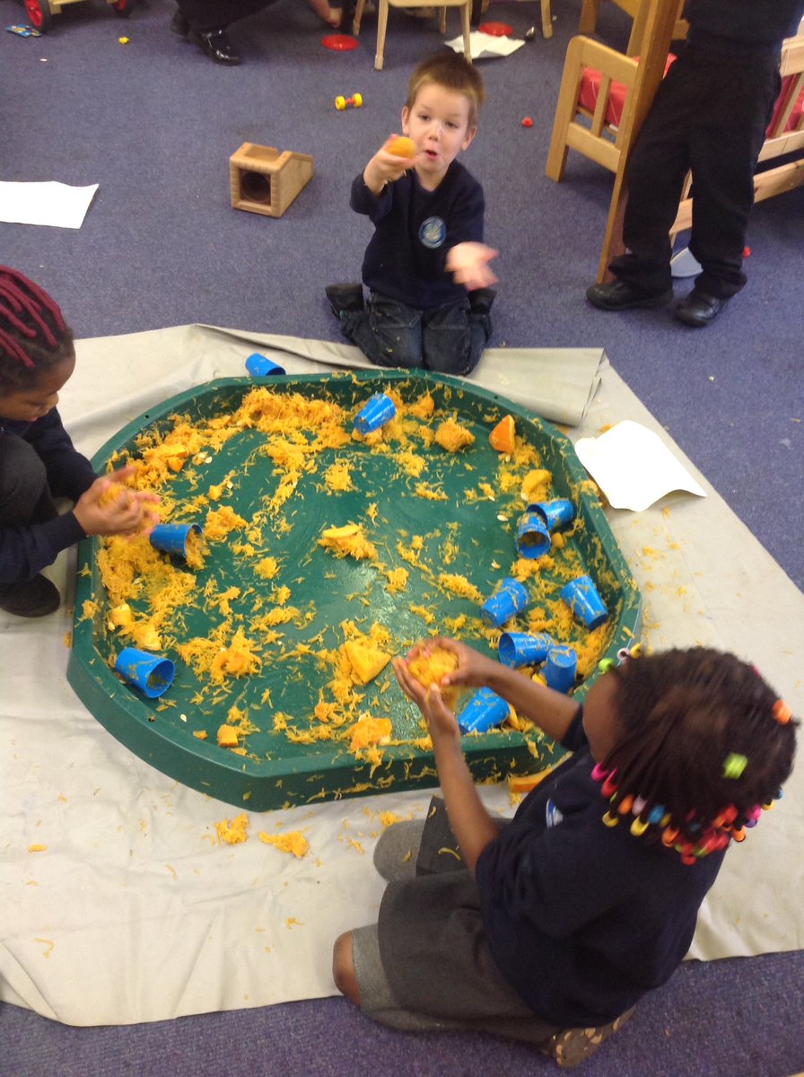 osheacanalview's tweet photo. Using pumpkin for sensory play, measure and shape #learningthroughplay #reallearning #beyondnumber #p1ayschool @CanalViewPSEdin https://t.co/DXNR2JV26W