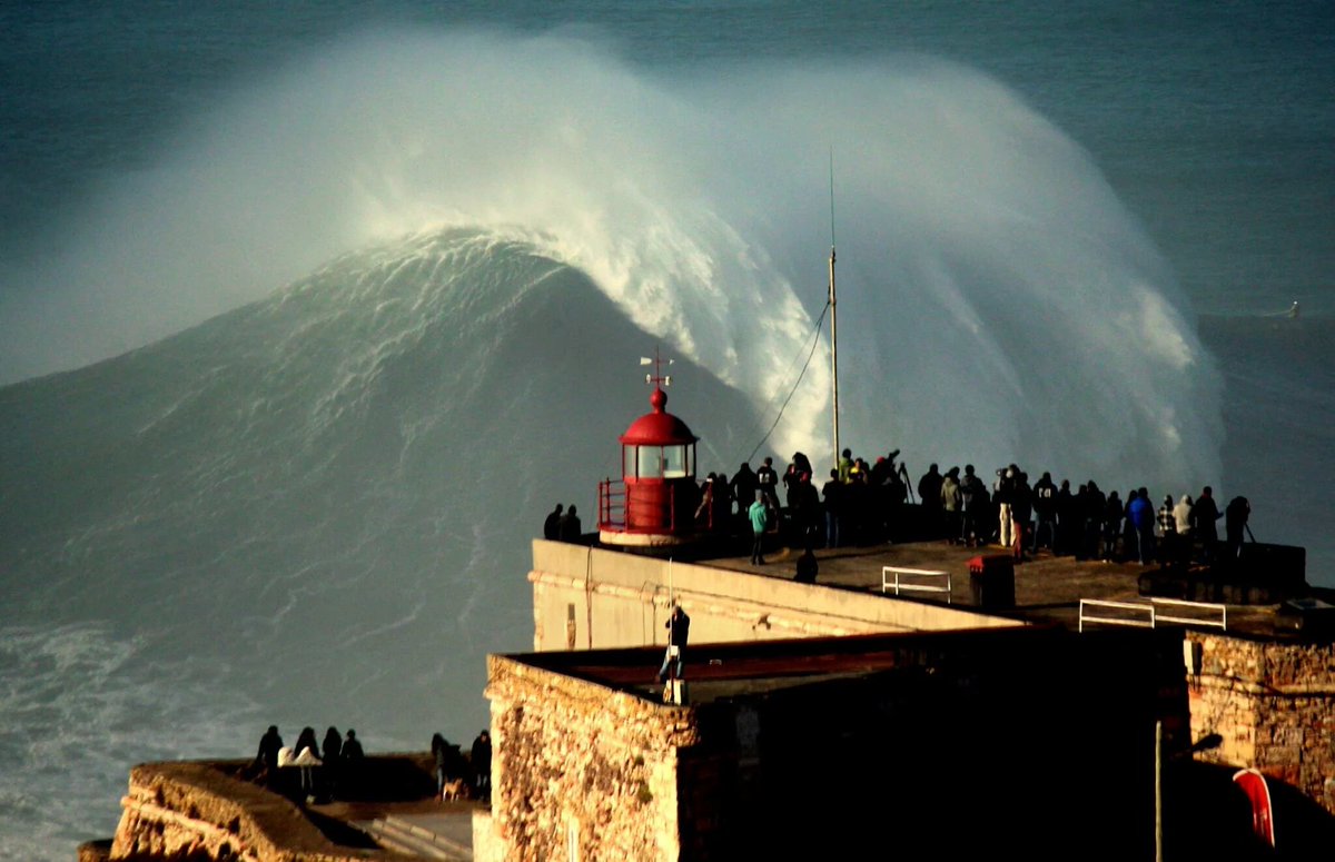 Surkawa's tweet photo. Tremenda la ola de 🌊🌊👻👻 #Nazare via José Pinto https://t.co/OowybTSWna