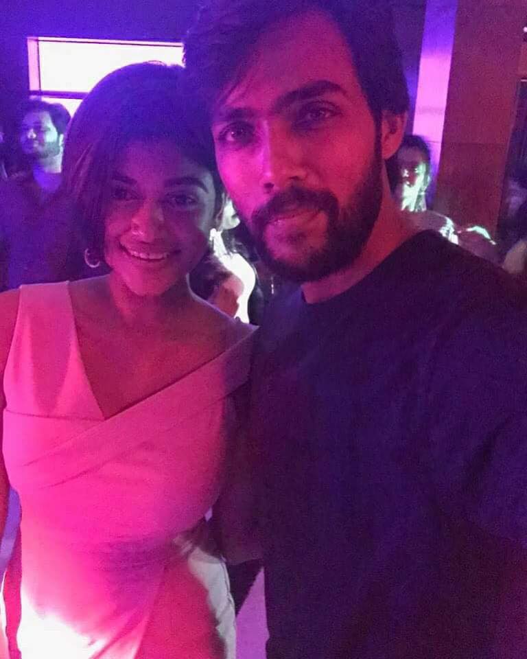arjun_1012's tweet photo. @Nafeez_Arav "Thalaivi" Oviya with her fan "item boy" @Nafeez_Arav ,ஓவியா கால்ல விழுந்து கூட்டி வந்தியாடா???தனக்கு துரோகம் பண்ணினவங்களையும் மன்னிக்கிறவள் தான் "ஓவியா" https://t.co/KYPemsWzW4