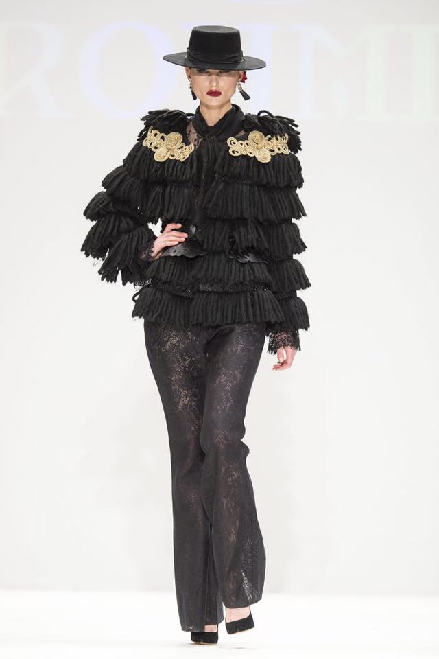 RohmirOR's tweet photo. Aren't you just in love with this look from AW'17-18 Spanish collection?! #rohmir https://t.co/zkokR7luD0
