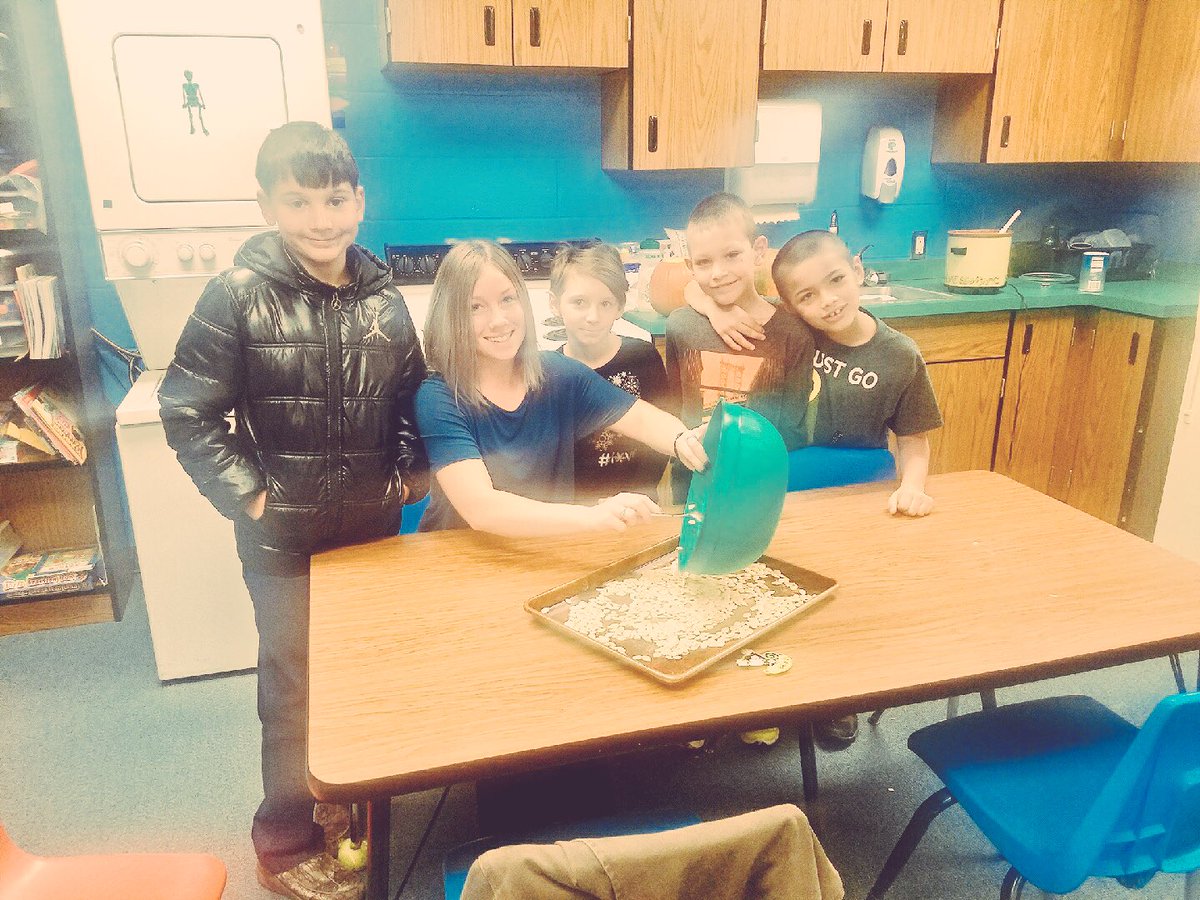 MsWilliamsAlmaI's tweet photo. More pumpkin activities 🎃 #groupsoften #estimates #sensory https://t.co/HrP2yY1j3i