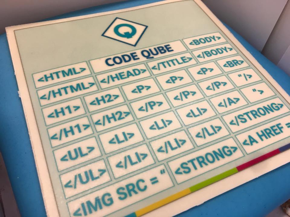 codeqube's tweet image. Tijd voor taart! 🎂 Vanaf vandaag is de Code Qube Light officieel verkrijgbaar🎉! Bestel via webshop.codeqube.nl #release #nieuw #codeqube